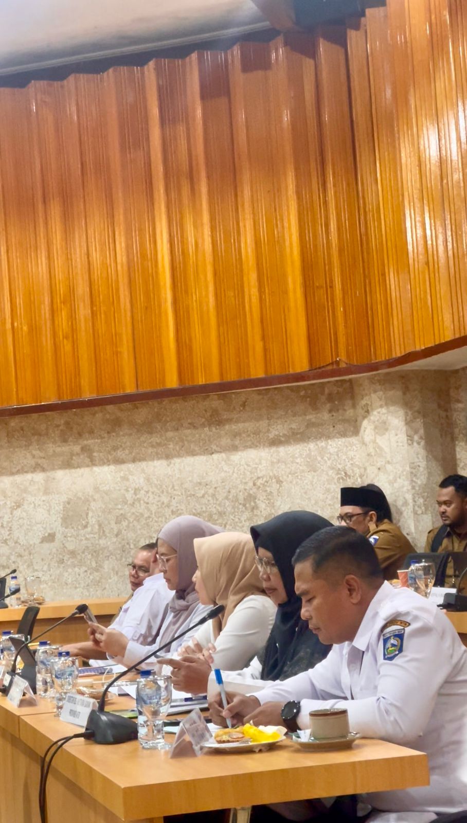 Direktur RSJ Mutiara Sukma dr. Wiwin Nurhasida menghadiri rapat pimpinan di Gedung Sangkareang Kantor Gubernur Nusa Tenggara Barat